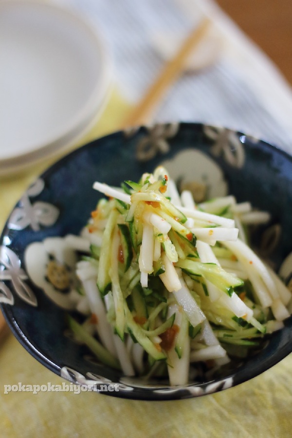 赤いゆずこしょうとポン酢とキュウリやカブを和えた美味しい副菜