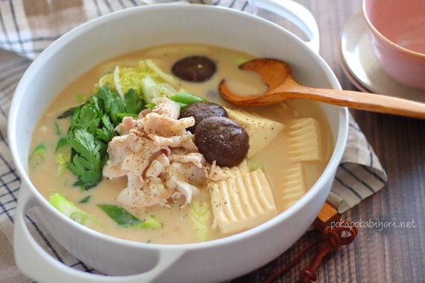 鍋の素不要、家にある調味料で作るとんこつしょうゆ鍋のレシピ