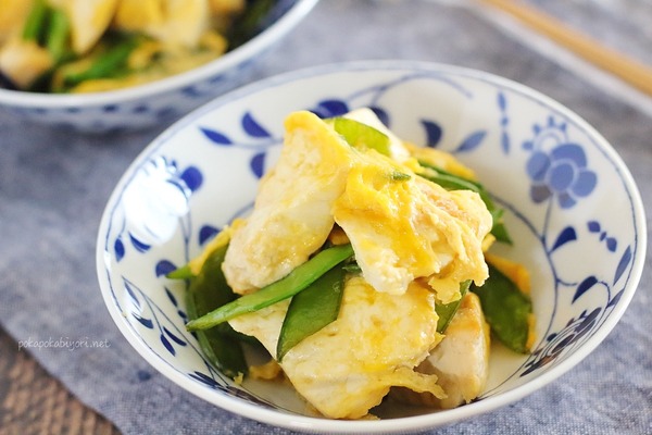 きぬさやと木綿豆腐を炒めたチャンプルーのレシピ