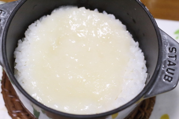 炊き上がったご飯と溶けた切り餅の状態。今から米粒を潰す直前