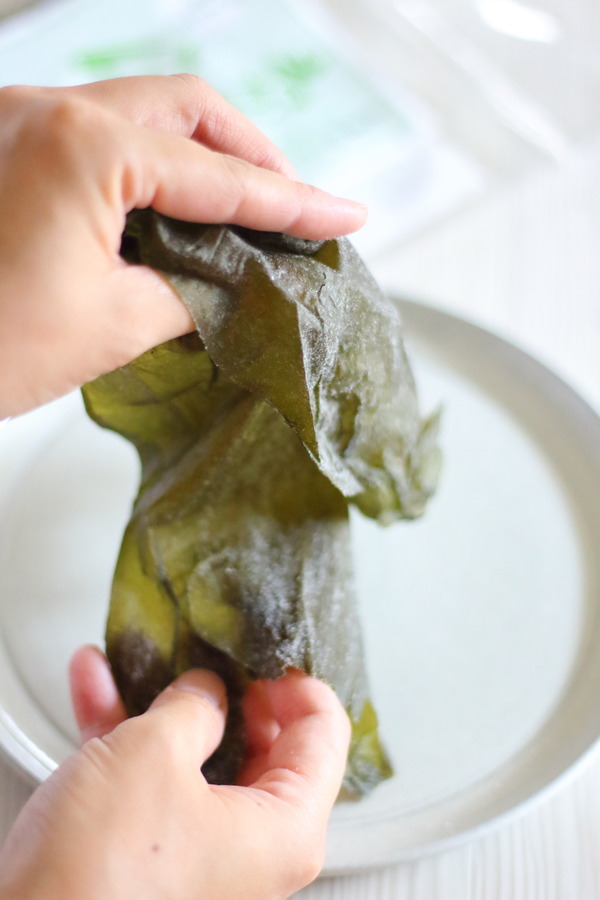 わかおいこんぶは持ち上げるとやわらかくしっとり