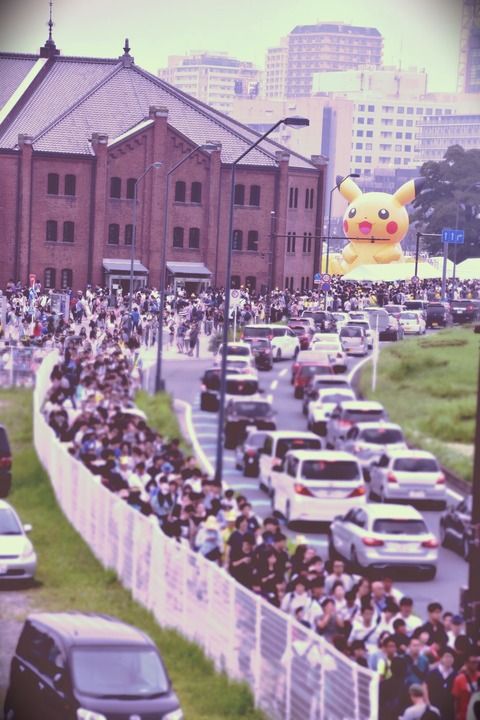 ポケモンgo 横浜駅ピカチュウグッズ持った人オオスギィ あちこち大混雑でマジ 盛り上がってるｗｗｗｗ ポケモンgo速報まとめ