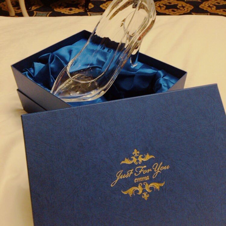 Twitter 女子 ディズニーランドで彼氏にガラスの靴プレゼントされたったｗｗｗ まとめ王