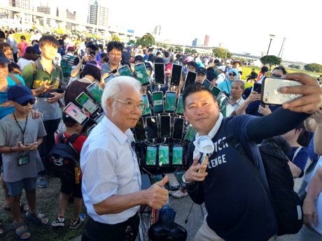 ポケモンガオーレマスターへの道 ポケモンgoの台湾複垢おじいさん ついにスマホ45台に