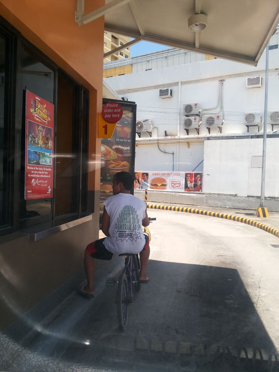 Jollibee自転車でドライブスルー問題 モトボサツ 勝手にブログ セブ島編
