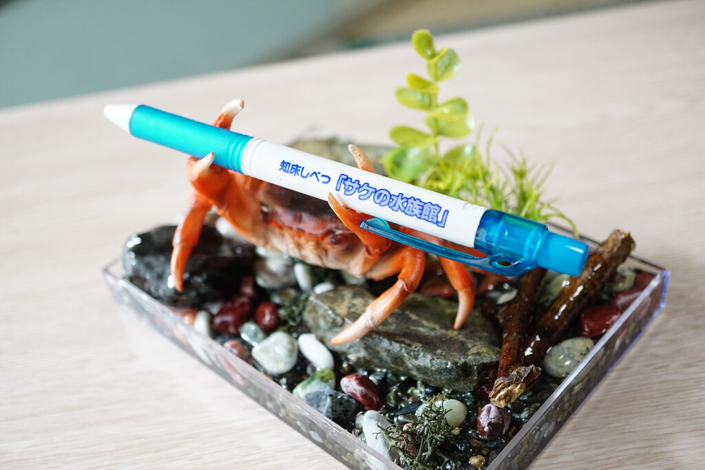 ★竹製サワガニデザインの置物、渓流ジオラマ岩石付き☆ 水族館マニアが勘だけでサワガニの棲む川のジオラマを作る。 : 水族館