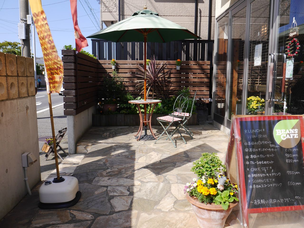 テラスわんこok のんびりお洒落なかわいいカフェ ビーンズカフェ 黒ぽめあんこ と 黒ぽめおはぎ