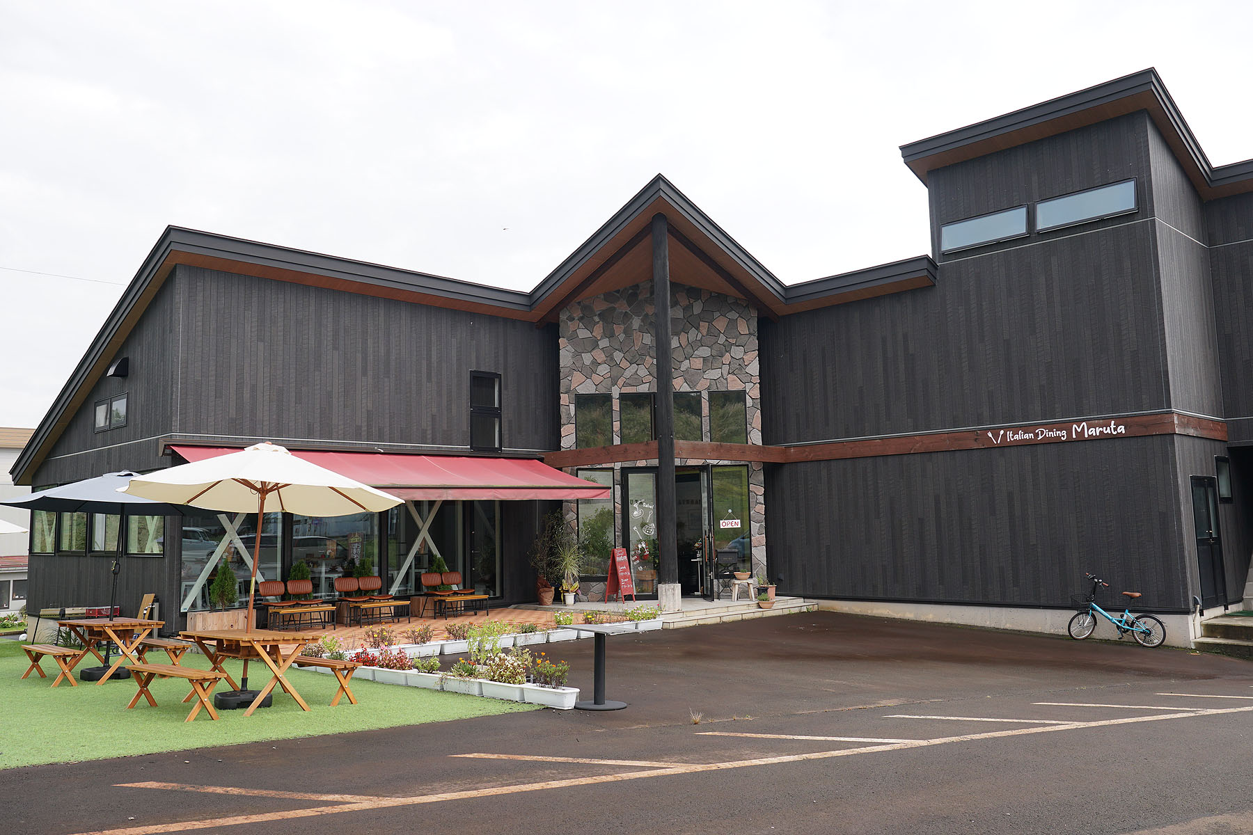 テラスわんこok 浦佐のおしゃれなレストランマルタ 黒ぽめあんこ と 黒ぽめおはぎ