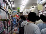 園田健一サイン会_わんだ〜らんど_なんば店_列の後ろから
