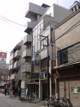 Cafe萌え萌え_ビル前景_堺筋方向から