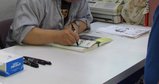 園田健一サイン会_わんだ〜らんど_なんば店_サイン中の先生_2