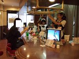 メイドカフェめいぷる_店内_3_カウンター_店外方向