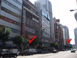 地上から見た虎の穴梅田店_列の矢印