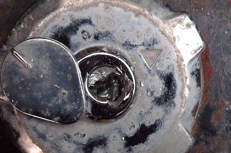 キーの無いガソリンタンクを開ける方法とは 笑 ポンコツ友の会