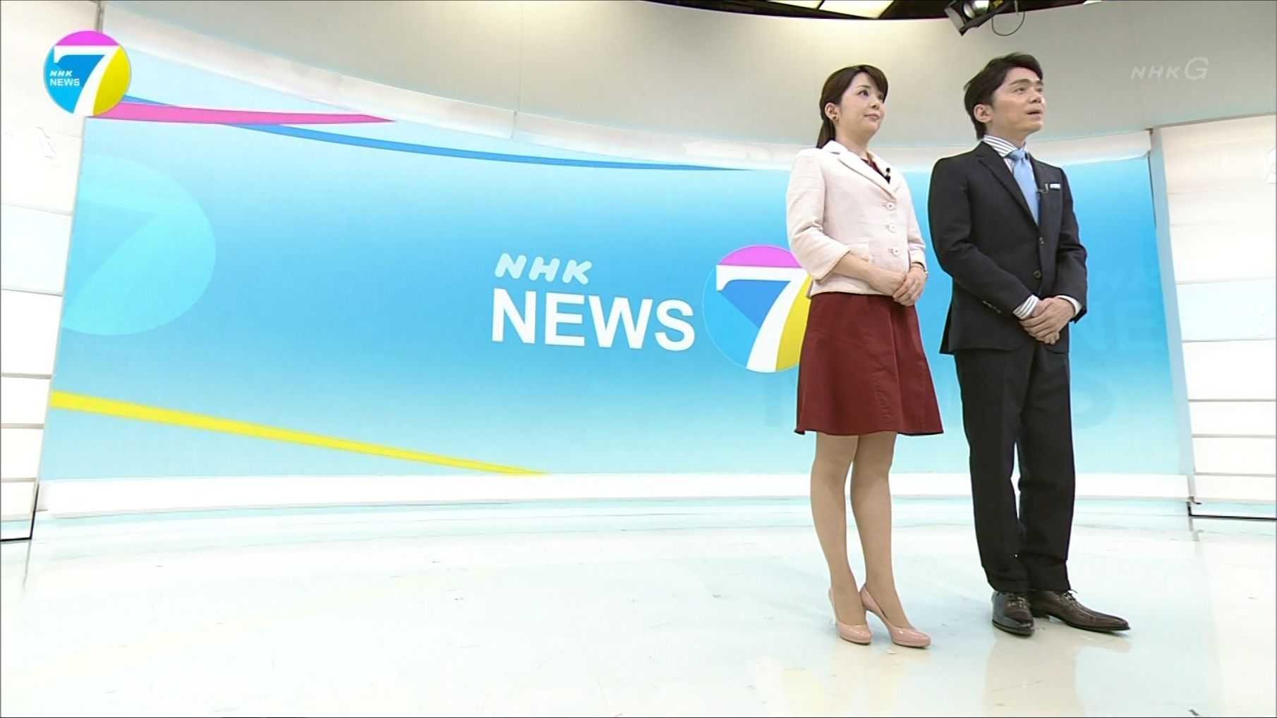 橋本奈穂子 ミニスカート 