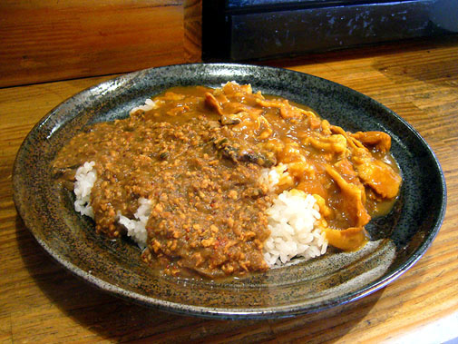 Sukhovei(スホベイ) チキンキーマカレーとポークカレーのハーフ&ハーフ