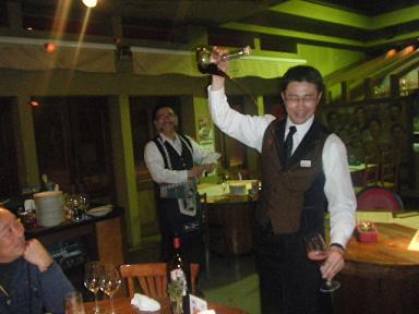 100224ワイン注ぎ