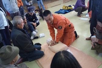 真剣な防災訓練