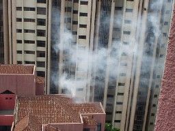 住宅街にあがる白い煙 シンガポール七不思議 No 5 01年７月 みどりの緑陰日記