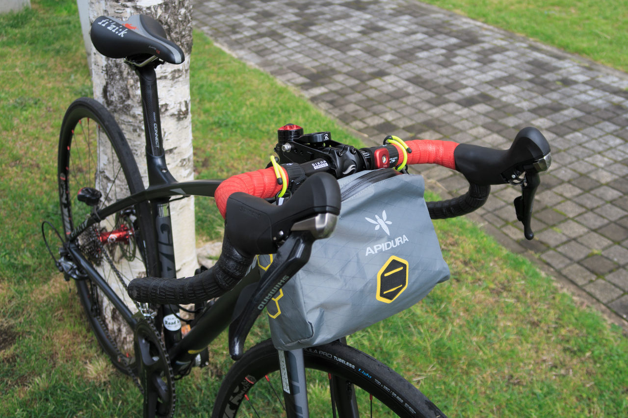 バイクパッキングギア(2) ~ Apidura ハンドルバーバッグ バイクパッキングギア(2) ~ Apidura ハンドルバーバッグ