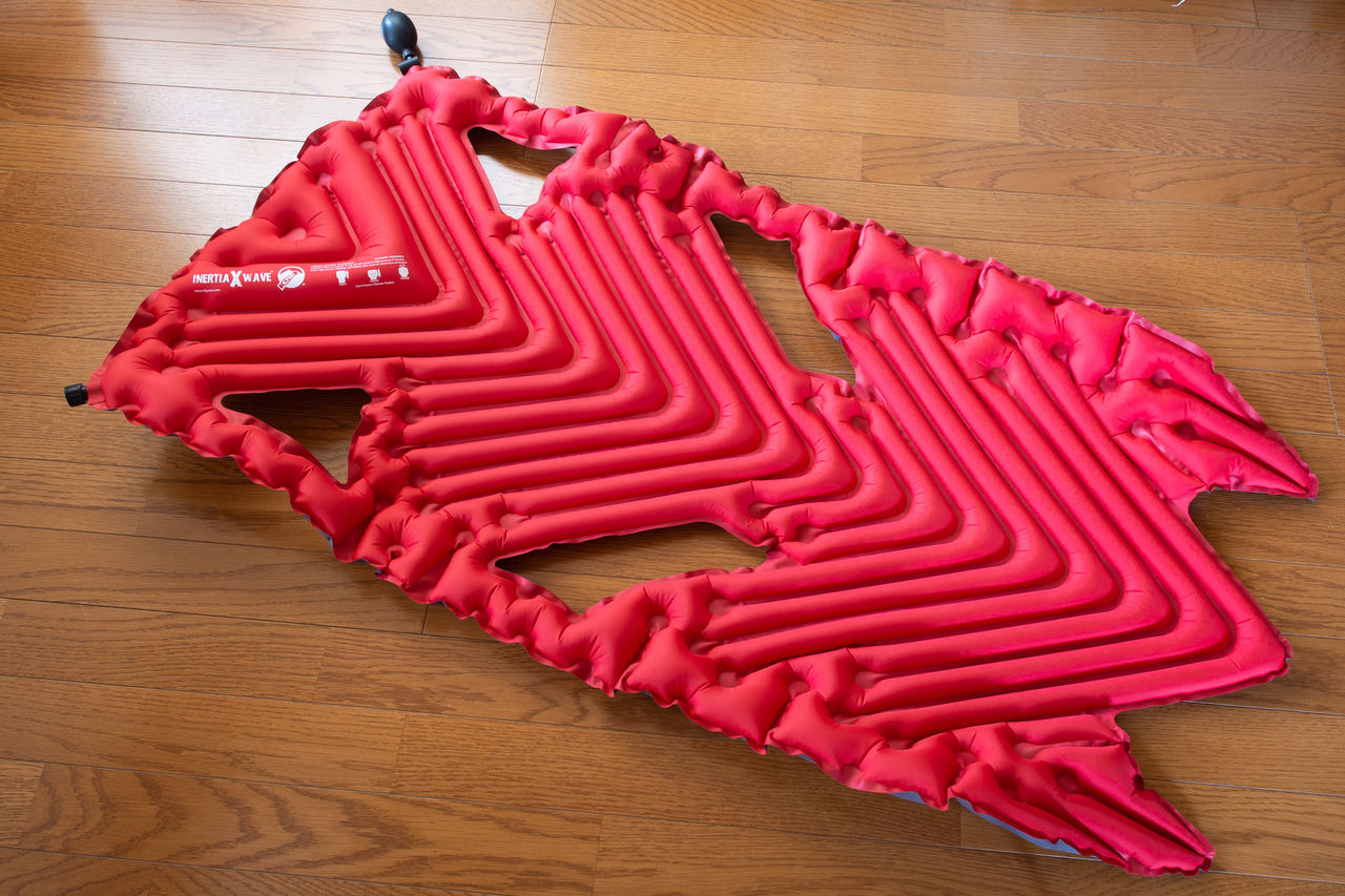 寝方自由な軽量エアマット [KLYMIT INERTIA-X WAVE PAD] : 山に