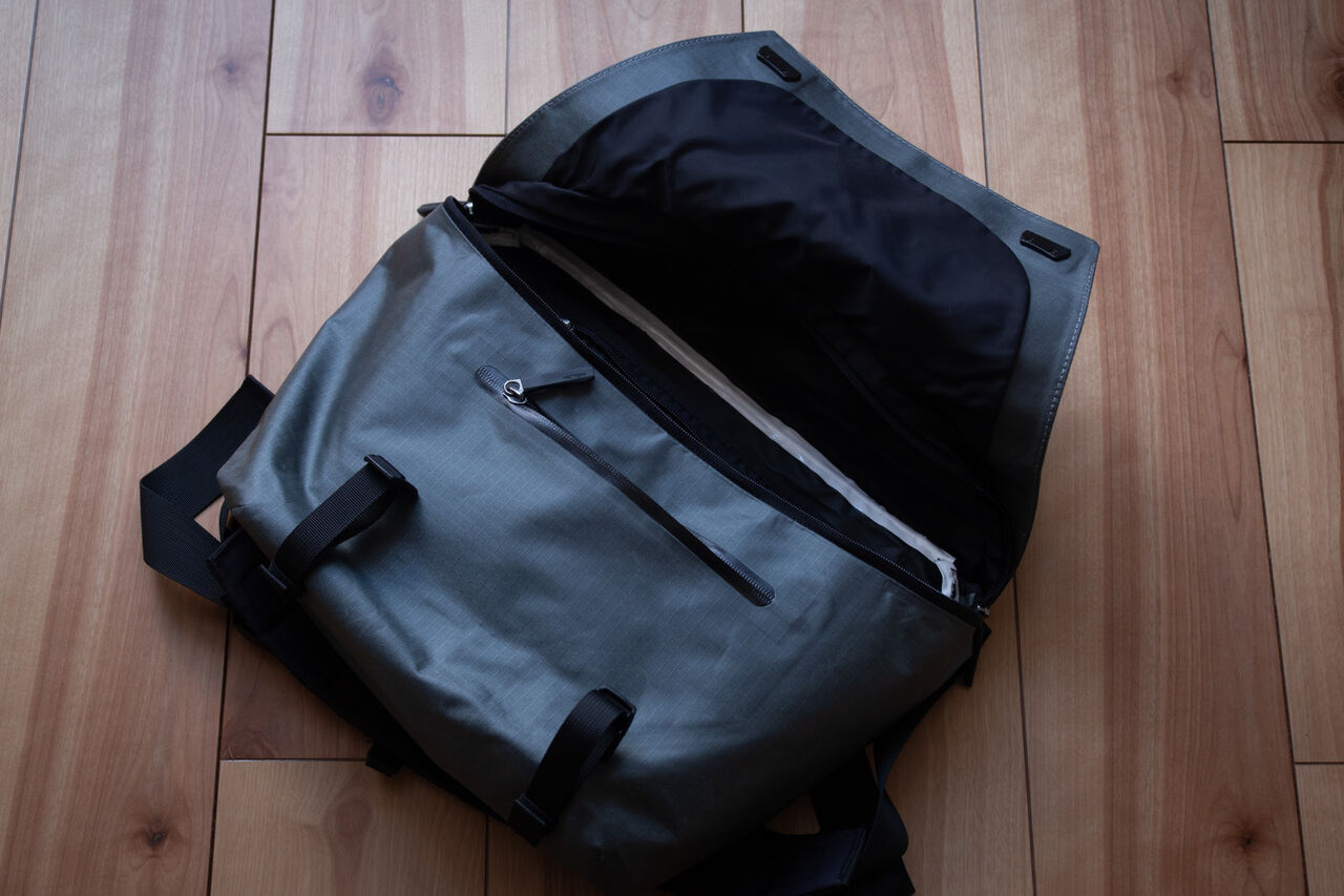 やっぱり3点掛けは便利 [ARC'TERYX Granville 10 Courier Bag] : 山に 