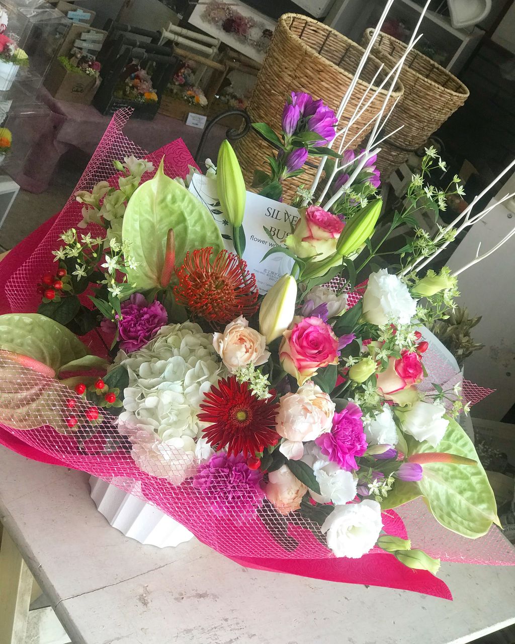 お誕生日祝いのアレンジ Boxフラワー 花束 アレンジ プリザーブドフラワー わくわくサプライズ花ギフト専門店 花工房ぎんのもり お誕生日祝いのアレンジ Boxフラワー 花束 アレンジ プリザーブドフラワー わくわくサプライズ花ギフト専門店 花工房ぎんのもり