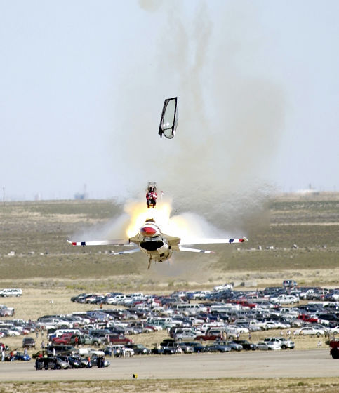 ジェット戦闘機 射出座席(緊急脱出装置) Martin-Baker ejection