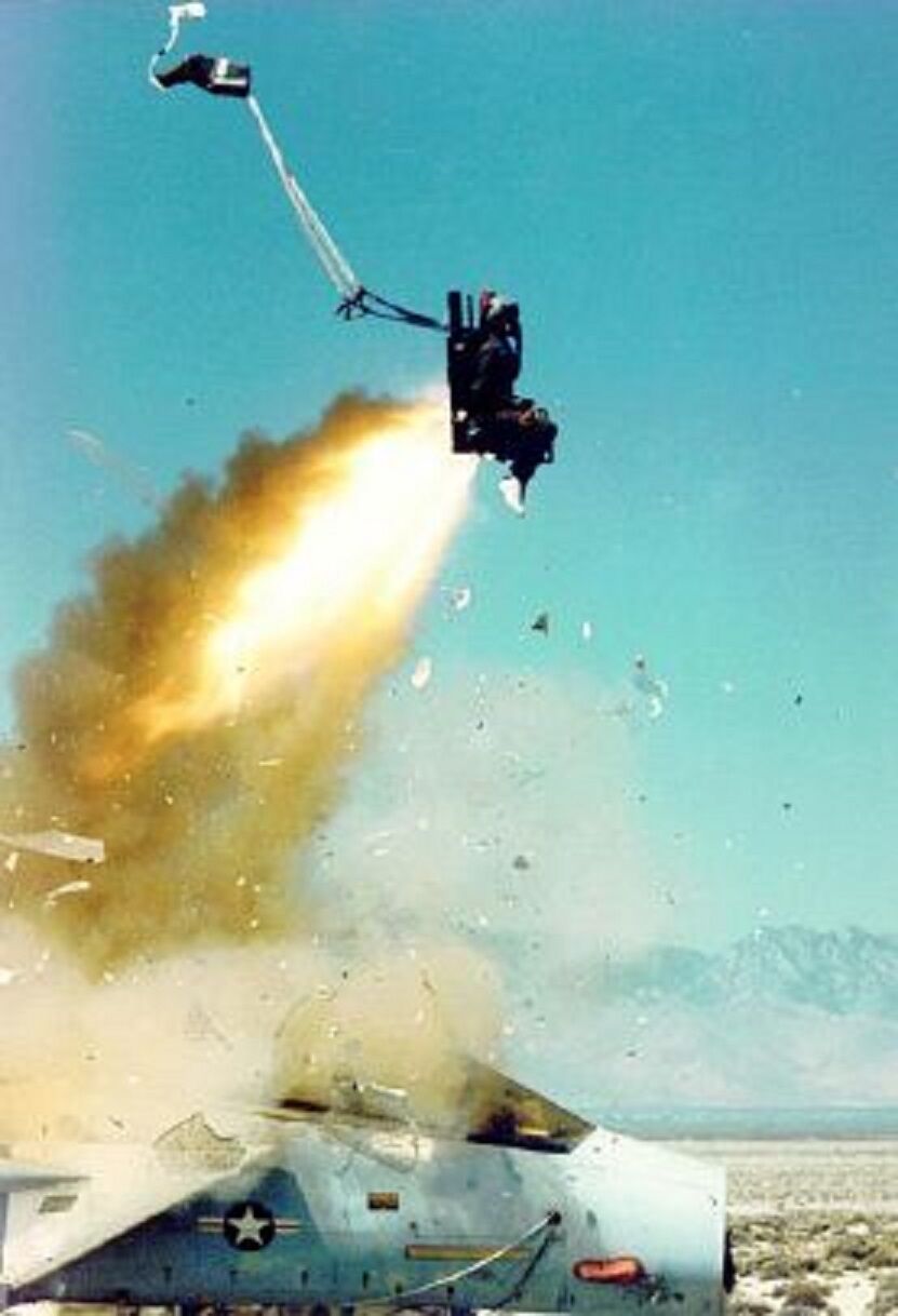 ジェット戦闘機 射出座席(緊急脱出装置) Martin-Baker ejection