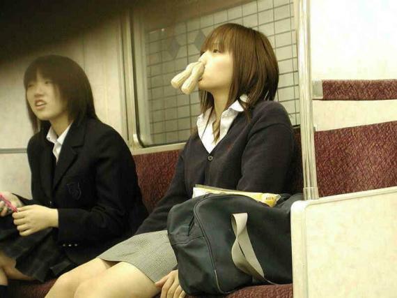 電車でjkが隣に座ってくれたときの社会的に認められた感は異常 たいくつ速報