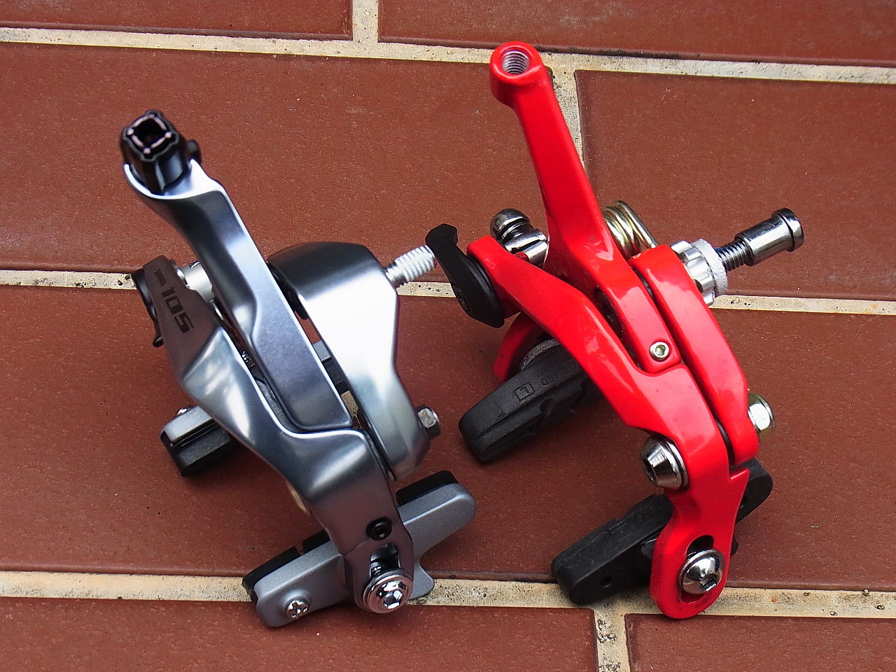シマノ　105　キャリパーブレーキ　BR-R7000　状態良し シマノ 105 BR-R7000 シルバー フロント用 ブレーキ キャリパー