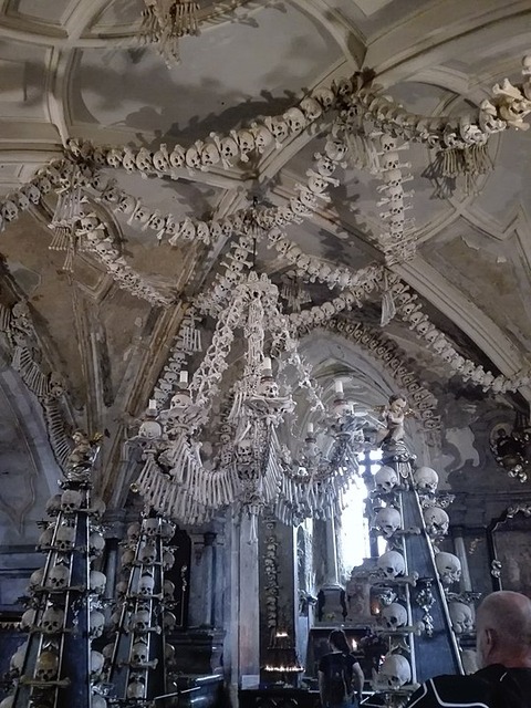 540px-Interiér_Kostnice