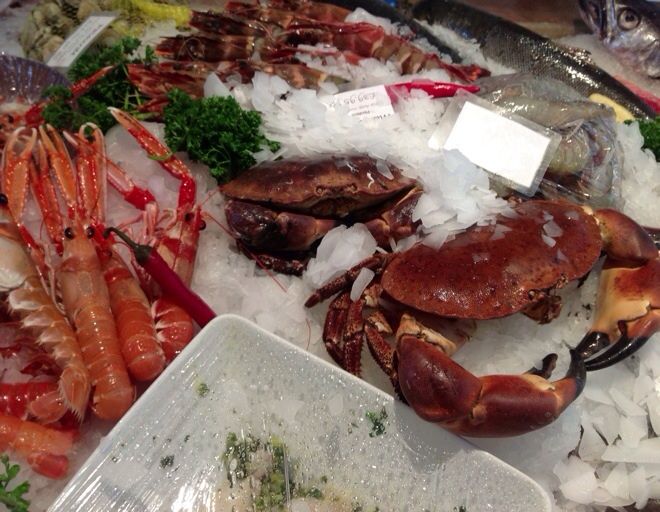 ロンドンプリムローズヒルの魚屋がカニをさばいてみようと提案 ロンドンのプリムローズヒルの魚屋 イギリス生活