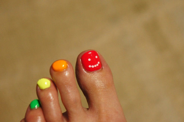 ネオンカラースマイルフットネイル Arinnaの爪