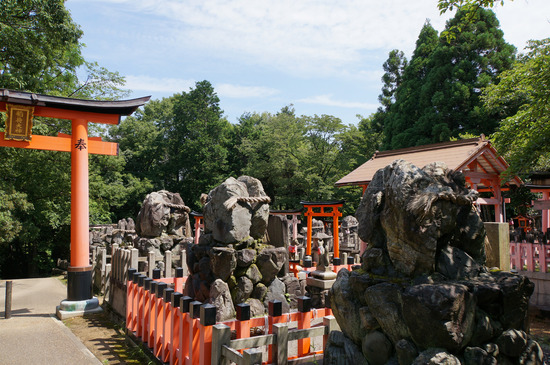 岩だらけの神社