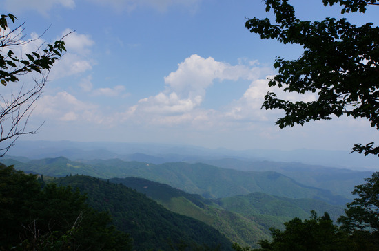 遠くまで続く山々