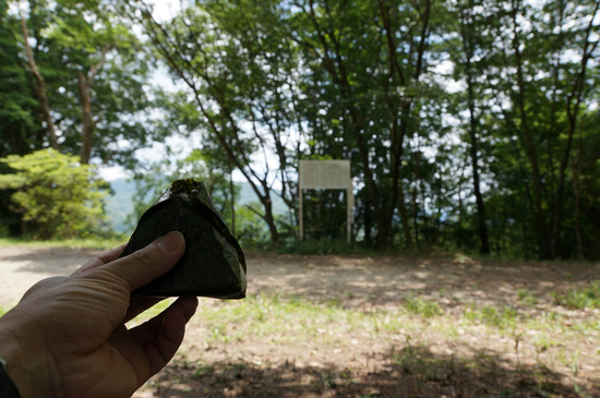 山頂でおにぎり