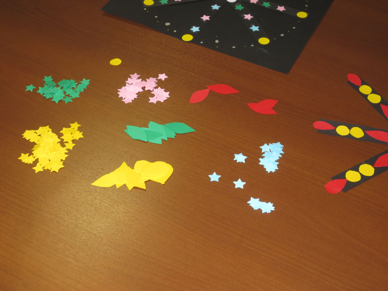 花火壁面作り はっぴーらいふ泉大津のブログ 花火壁面作り はっぴーらいふ泉大津のブログ