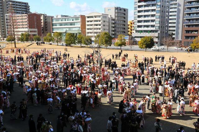 成人式 Dqn新成人 式典中止にしても会場に集まり密に やはりアホは群がる ゲームかなー