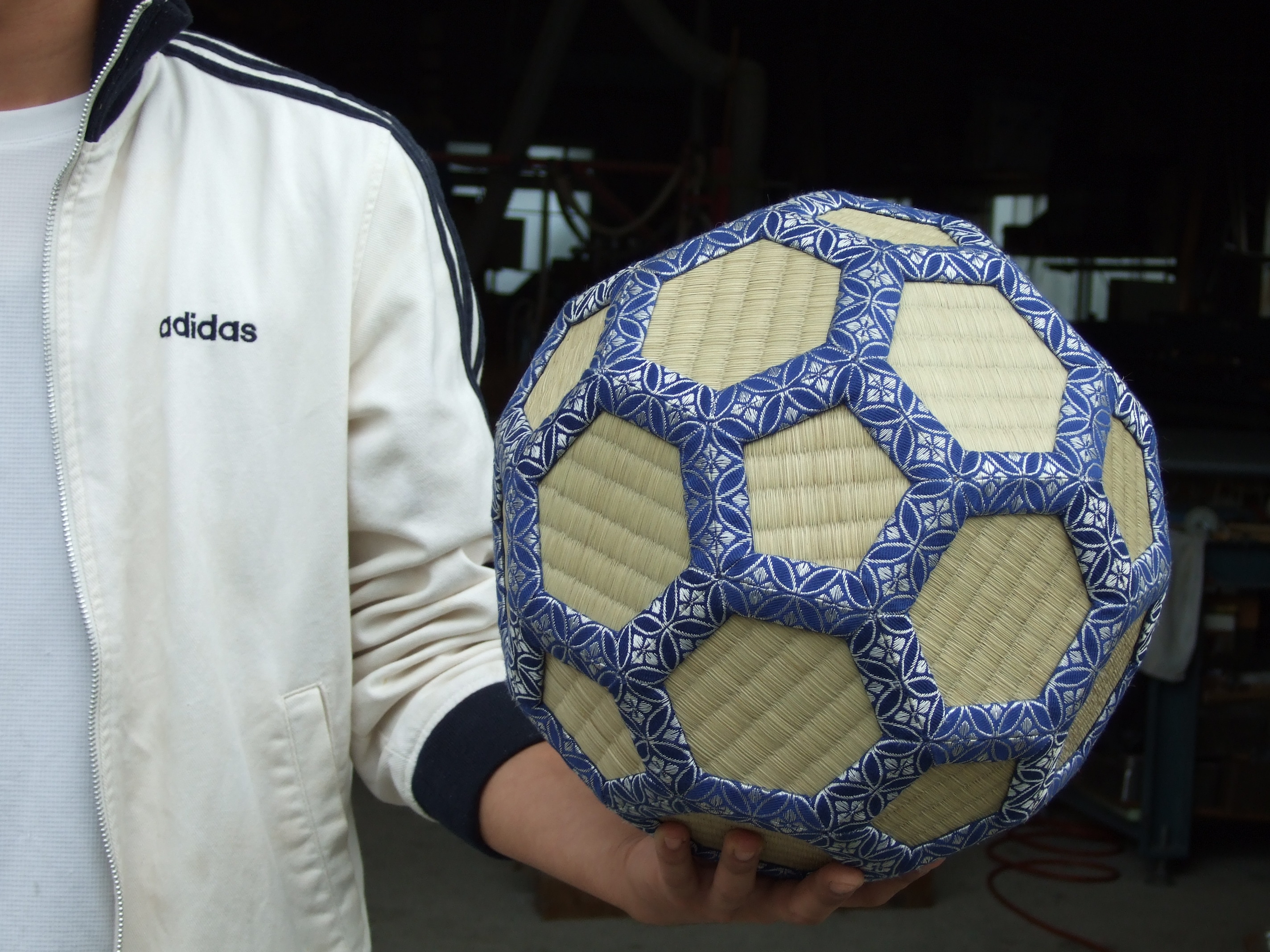 たたみサッカーボールを持つ若者 Ohne Hast Aber Ohne Rast