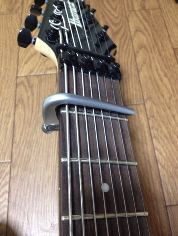8弦ギターにカポを》 : アキラのMETAL MANIACS.