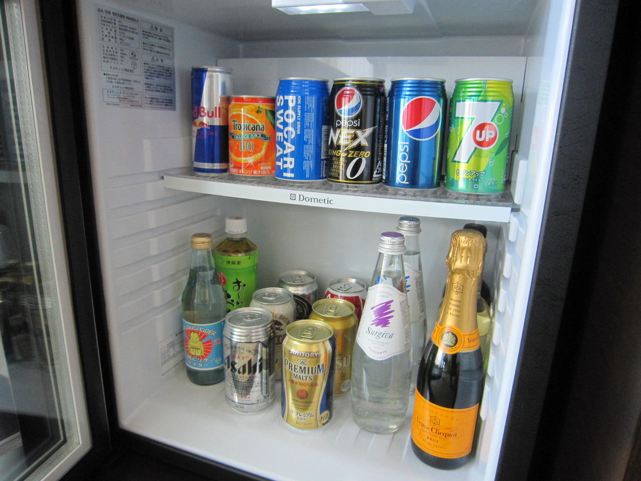彡 なんやこのホテル 冷蔵庫にジュース入っとるやんけ なんjワールド