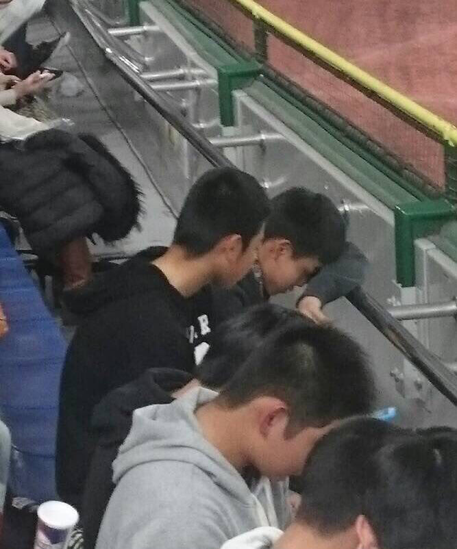 悲報 なんj民 ホームランボールをキャッチしただけのクソガキを叩きまくる なんjワールド