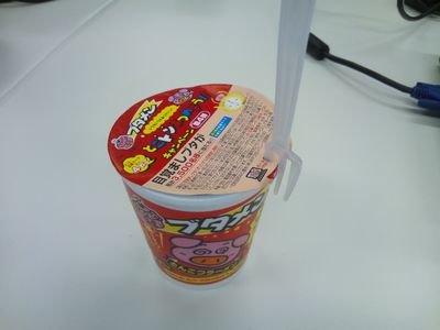 3大カップ麺のフタ止める有能アイテム 付属のスープの袋 リモコン なんjワールド