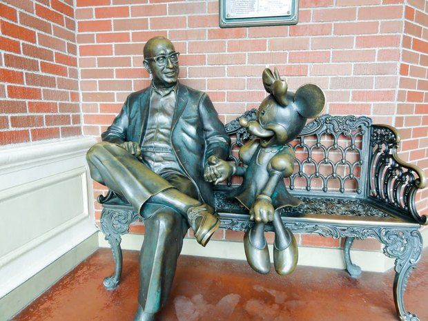 彡 ﾟ ﾟ 修学旅行でディズニー行ったけどずっと入り口のベンチに座ってた なんjワールド