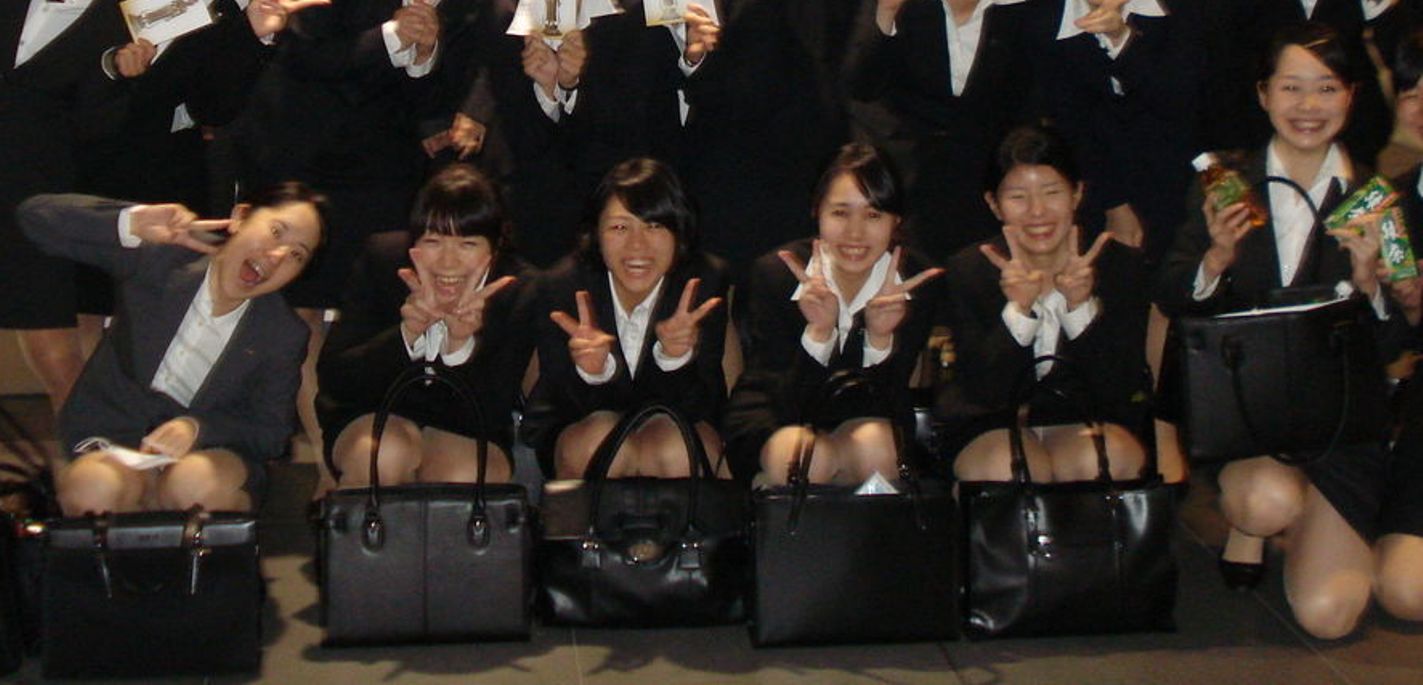 入社式 パンチラ 