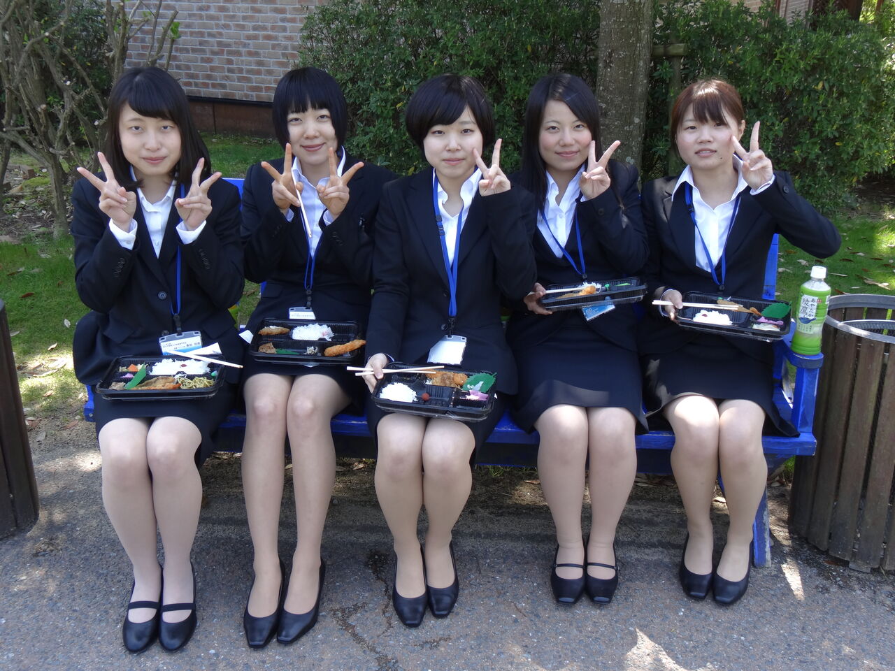 入社式 パンチラ 