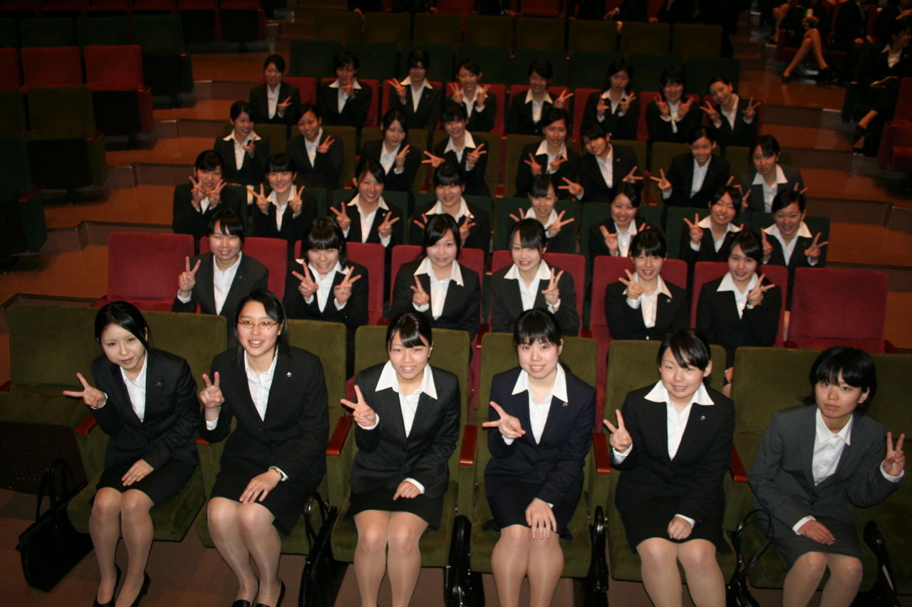 入社式 パンチラ