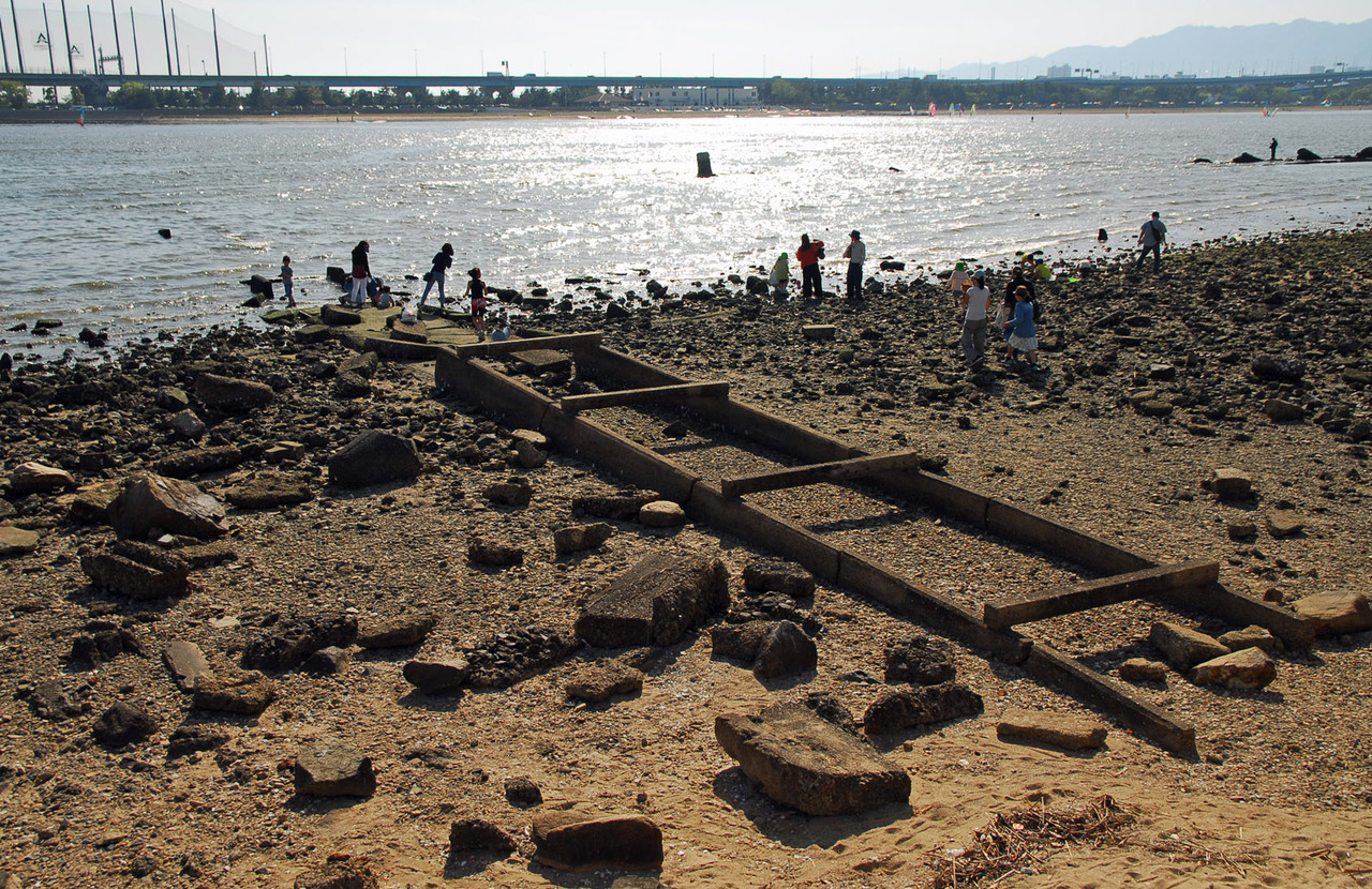 甲子園浜に広がる遺構を探索 公共施設 デザイン 甲子園浜に広がる遺構を探索 公共施設 デザイン