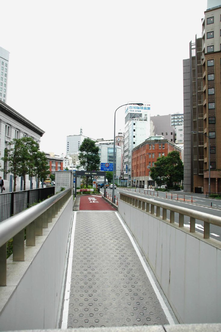 馬車 道 地下 駐 車場